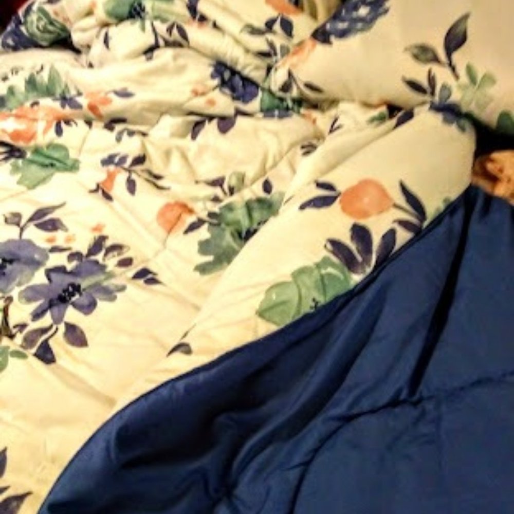 Queen Microfiber Comforter....  lovely floral pattern and colors